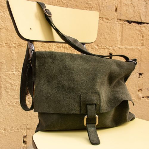 Bolso ante color verde con hebilla